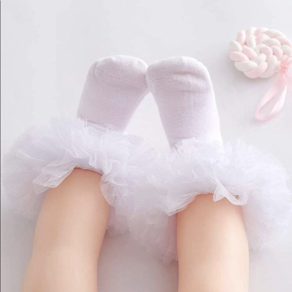 RED RUFFLE SOCKS - Picture 3 of 5